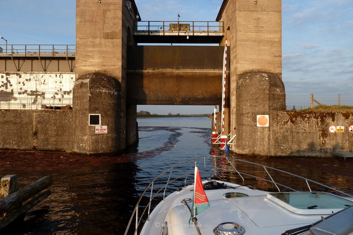 Parteen Weir, open gate