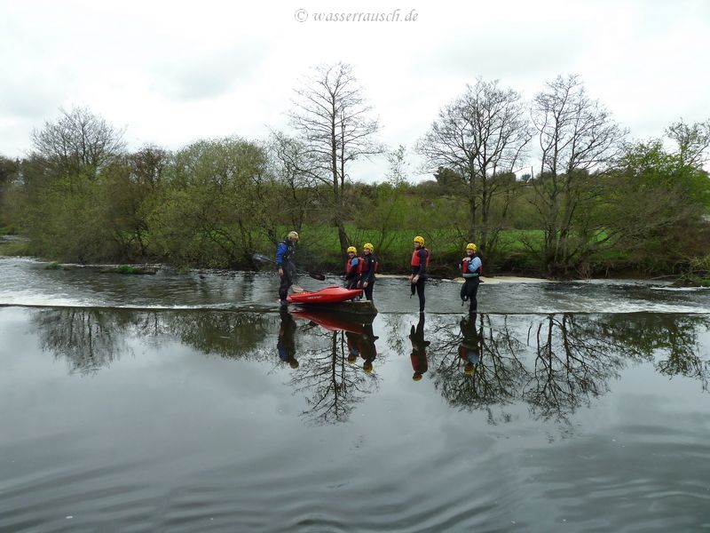Kayakers on Clasganna weir
