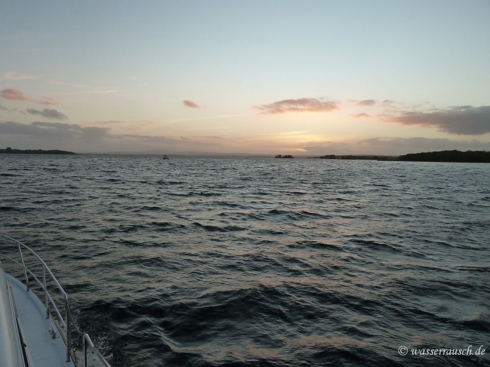 Boat arriving with rope in danger to go into the propeller