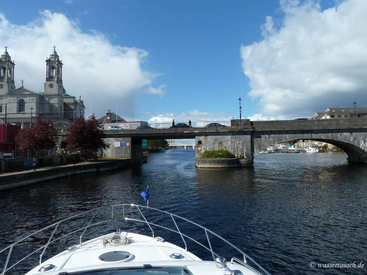 Approaching Athlone bridge