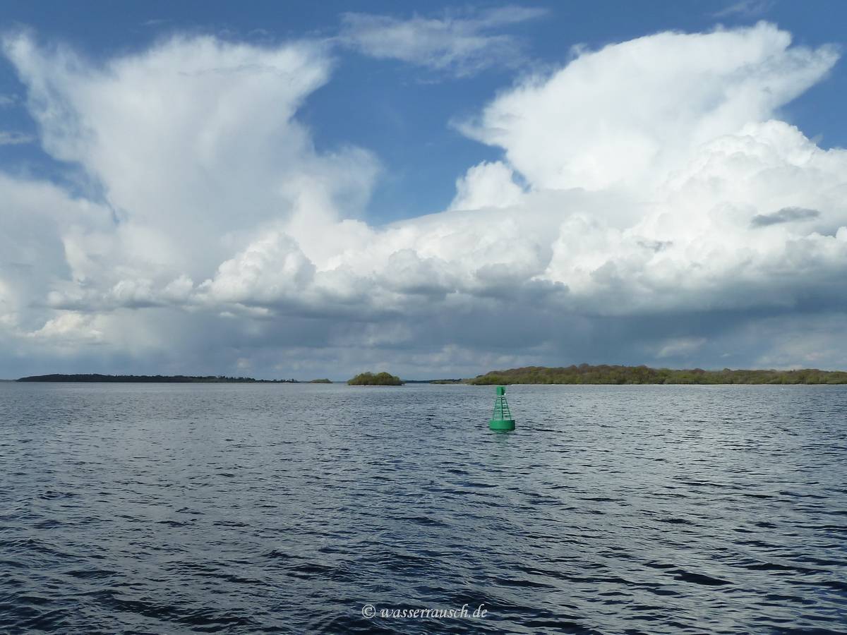 Hexagon Shoal, from left to right you can see the islands Inchmore, Illanfan, Fat Island, Whinningbeg Island (in the back), Green Island (above the green buoy) and Whinning (Shore).