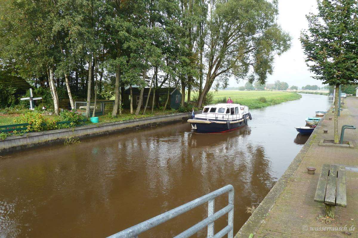 Approaching the lifting bridge Pieterzijl