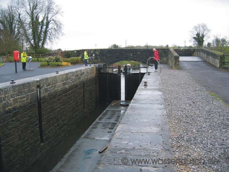Pontoon in lock