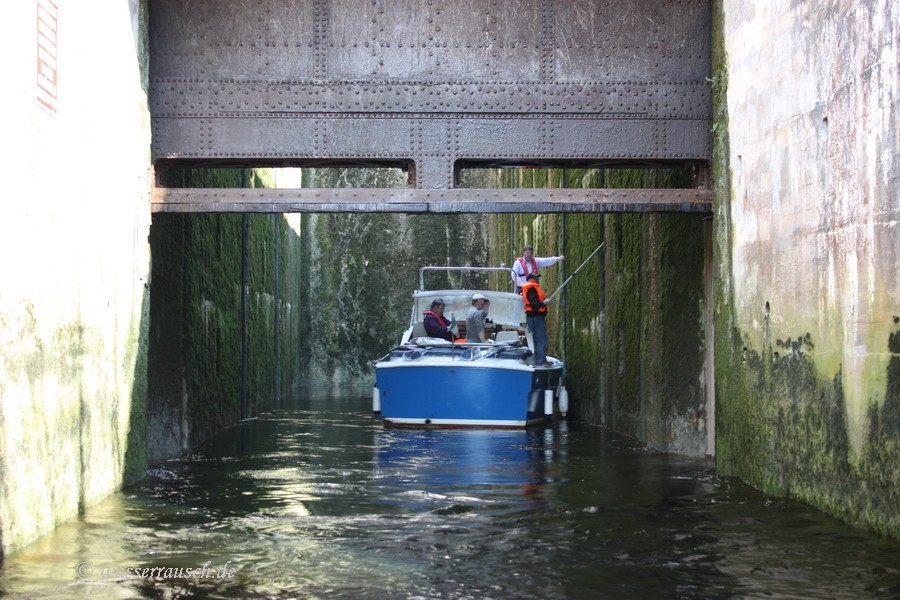 lockgate closing