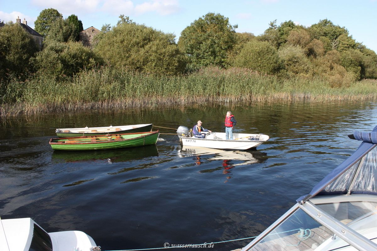 Tender with rowing boats